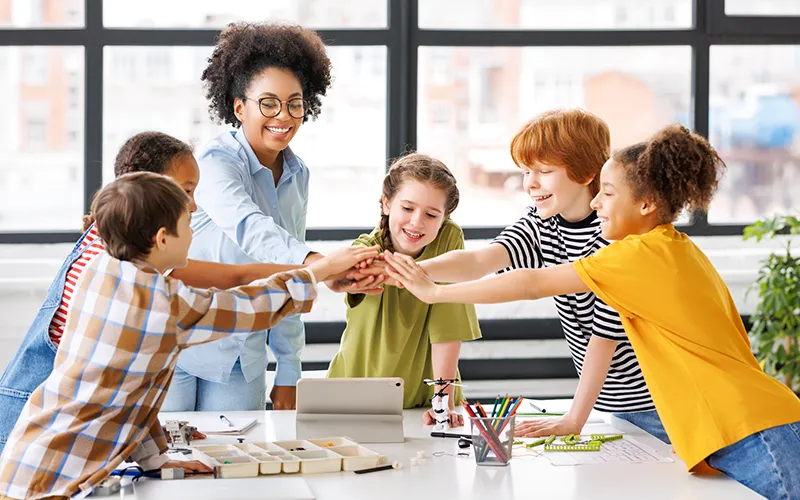 teach and students cheering